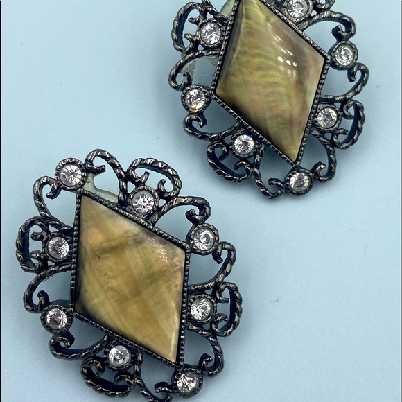 Beige Diamond Jewel Earrings. - Picture 2 of 3